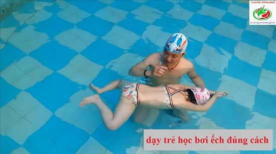 Dạy bơi ếch cho trẻ em dưới nước